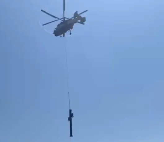 Двухтонный Поклонный Крест установили на развалинах древней церкви в Крыму></div>
	<div class=