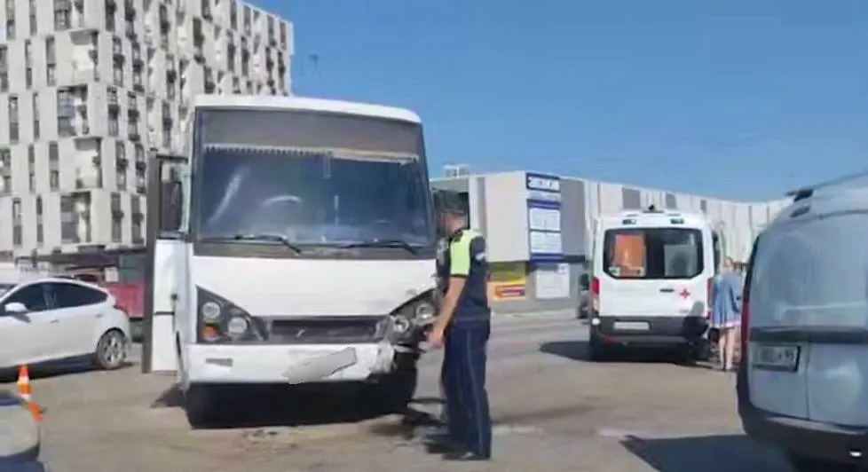 В Крыму автобус с пассажирами протаранил легковушку: есть пострадавшие></div>
	<div class=