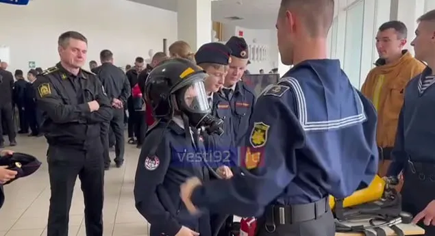 В Севастополе проходит День открытых дверей в ЧВВМУ им. П.С. Нахимова></div>
	<div class=