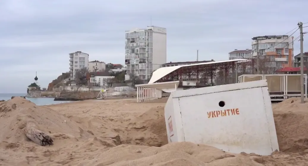 В Севастополе освободили от песка укрытия на пляже Орловки></div>
	<div class=