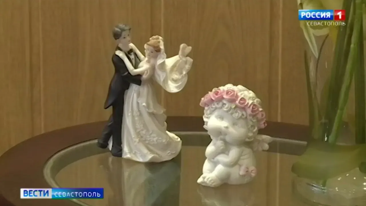 В Севастополе 17 пар заключили браки в пятницу 13 февраля></div>
	<div class=