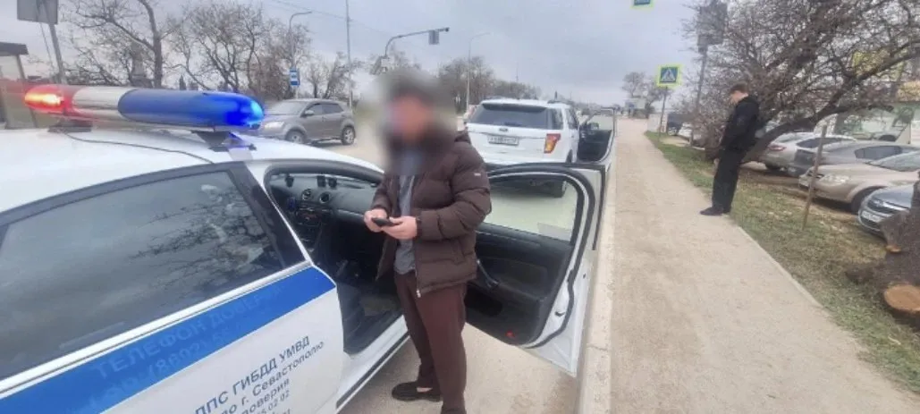 В Севастополе любитель фотосессий с авто на тротуаре заплатит штраф></div>
	<div class=
