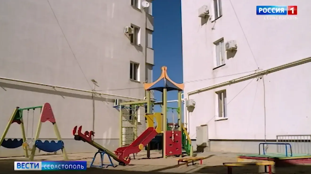 В Нахимовском районе по иску прокуратуры приведут в порядок детские площадки></div>
	<div class=