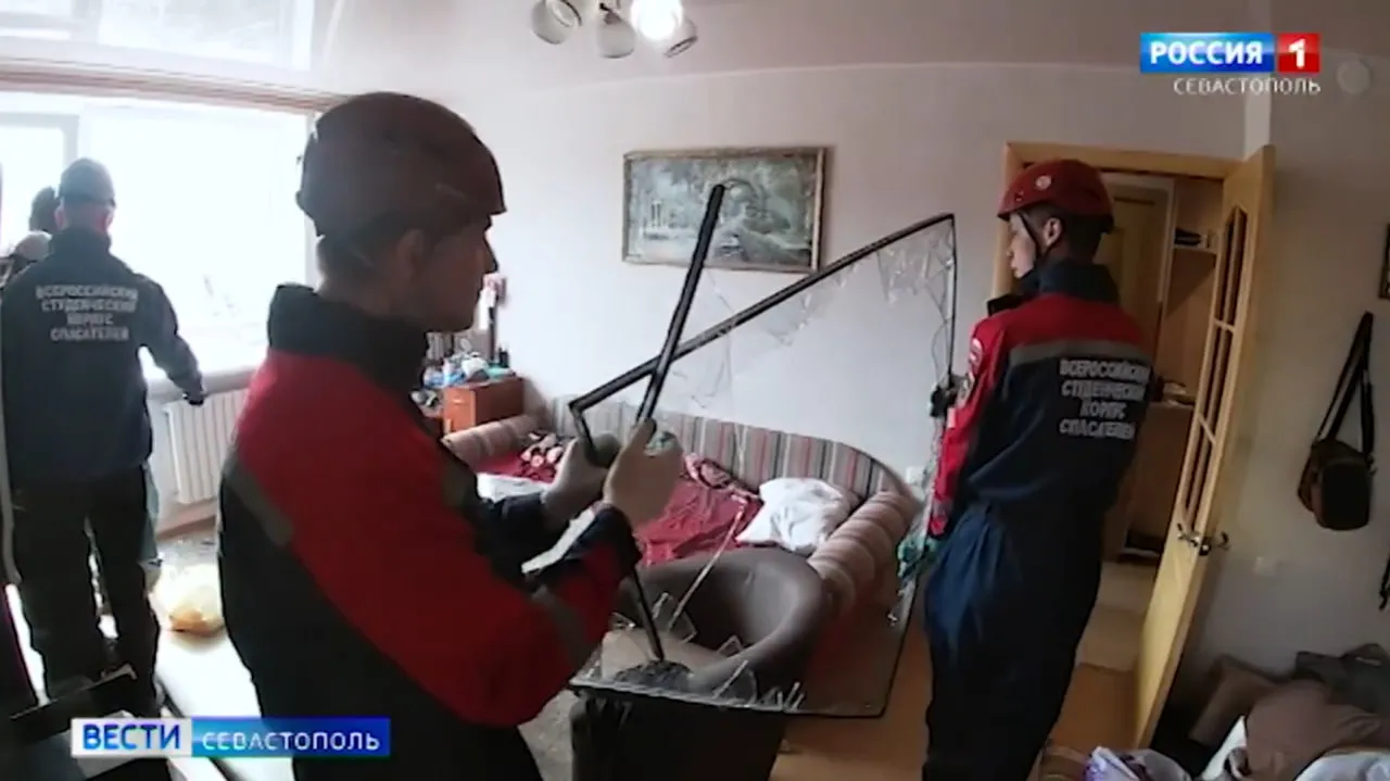 В Севастополе ликвидируют последствия ночной атаки ВСУ: пострадали десять жилых домов></div>
	<div class=