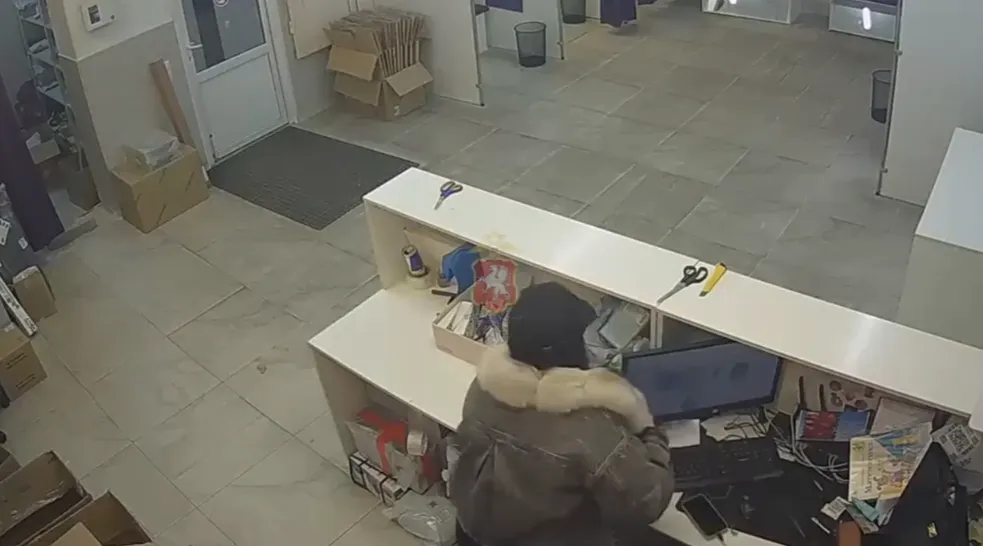 Работница ПВЗ в Севастополе похитила товары на 300 тысяч></div>
	<div class=