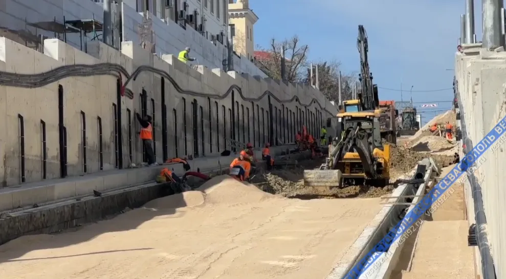 Подпорные стены на улице Адмирала Октябрьского завершены на 85%></div>
	<div class=