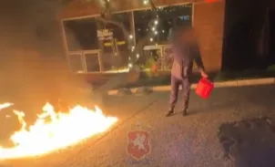 Посетитель облил бензином двери бара в центре Севастополя и поджег