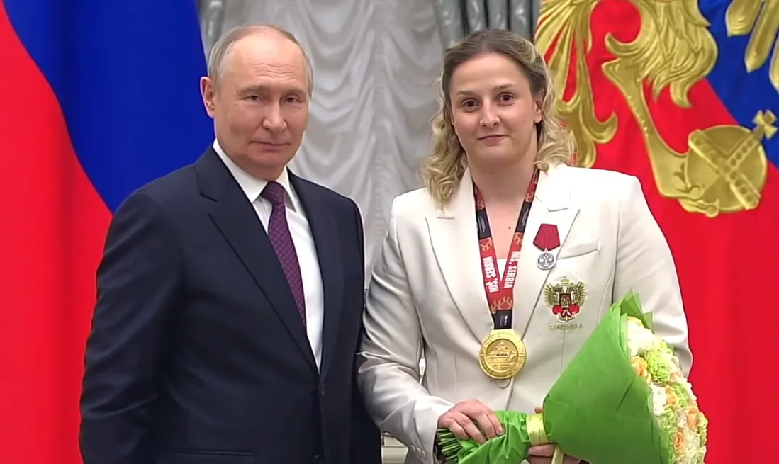 Боксёрша Елена Гапешина получила медаль из рук Президента