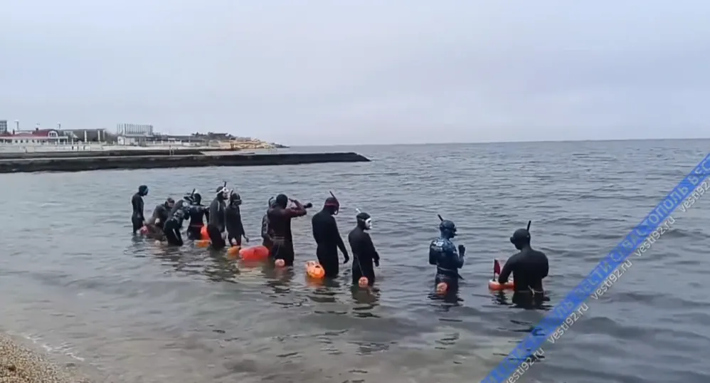 В Севастополе провели заплыв в честь Великой Победы></div>
	<div class=