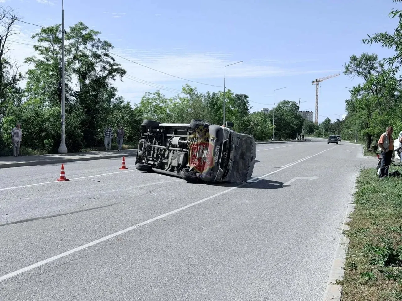 В Севастополе перевернулся автобус с пассажиром