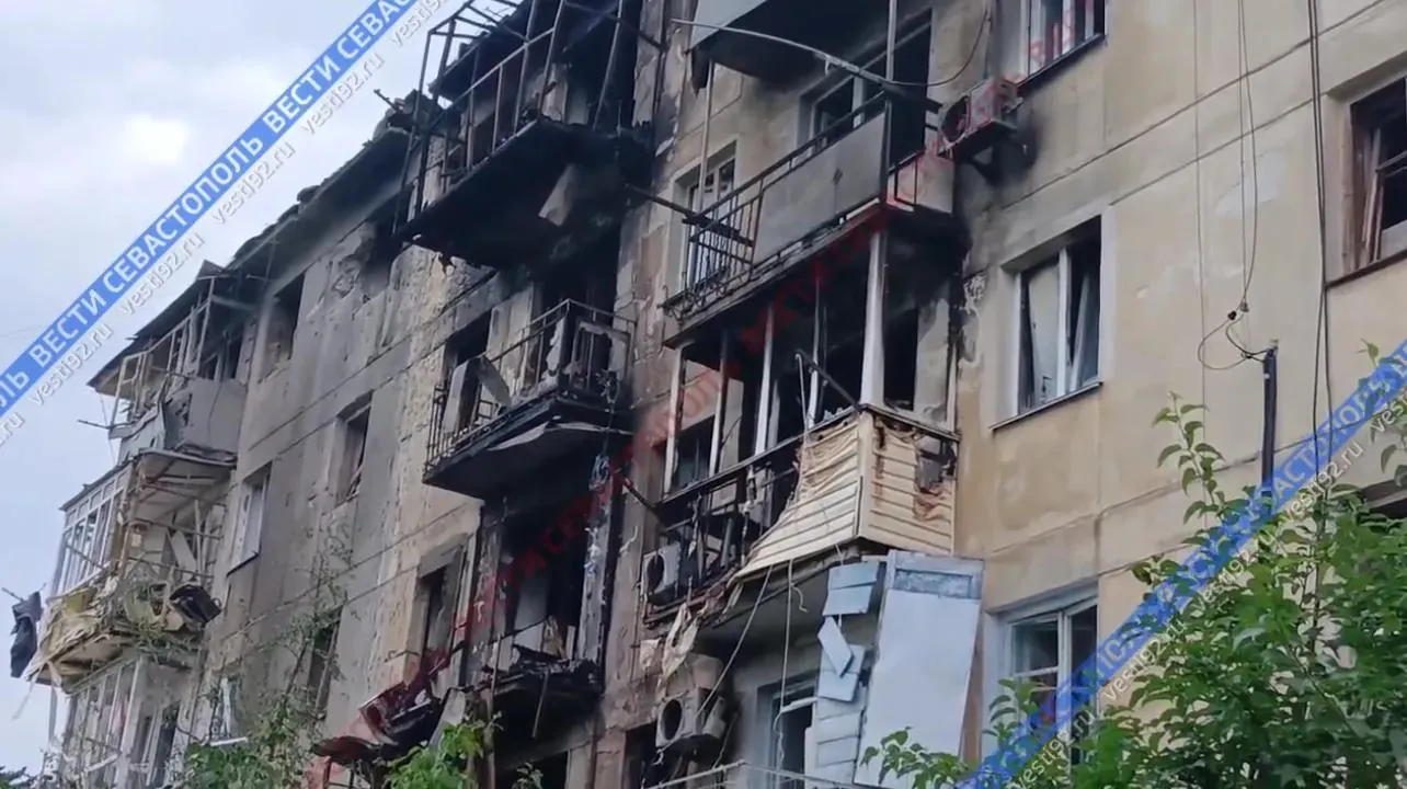 Беспилотник попал в пятиэтажку в Севастополе: что известно к этому часу></div>
<div class=