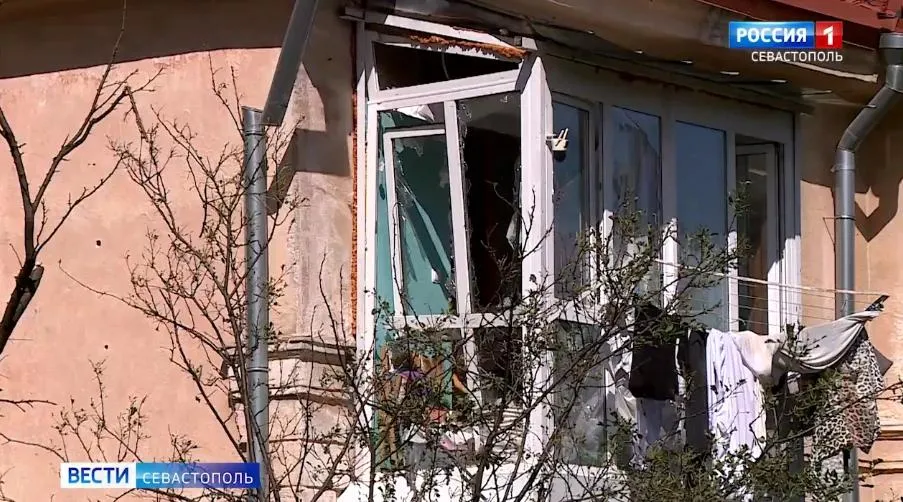 В Севастополе восстанавливают жилые дома после детонации БПЛА></div>
<div class=