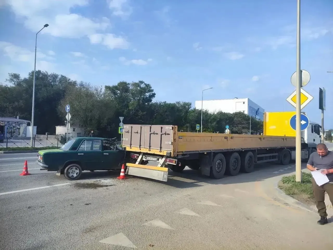 В Севастополе в ДТП с грузовиком пострадали 11-месячный ребёнок и его мама