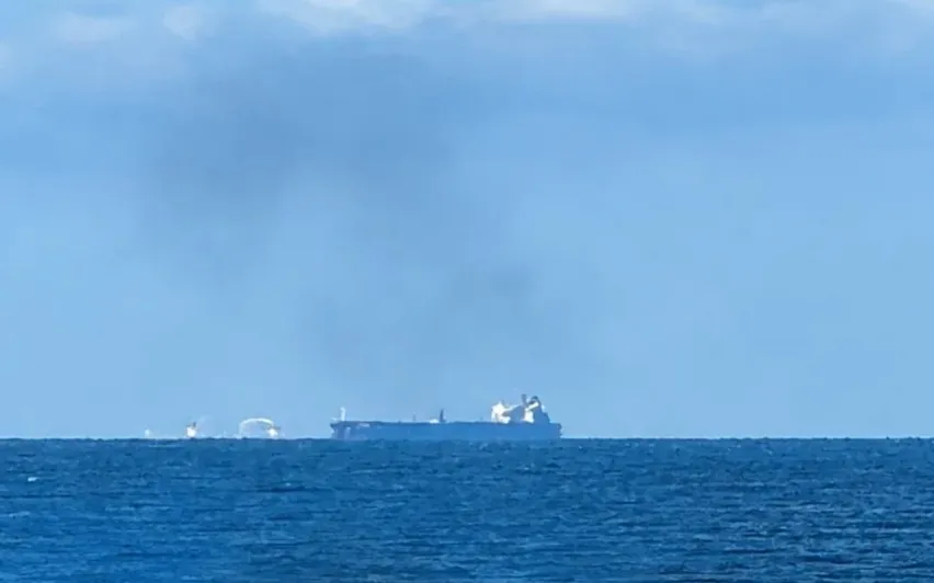 Росприроднадзор не выявил загрязнения моря в Сочи после пожара на танкере «Афрамакс Рио»