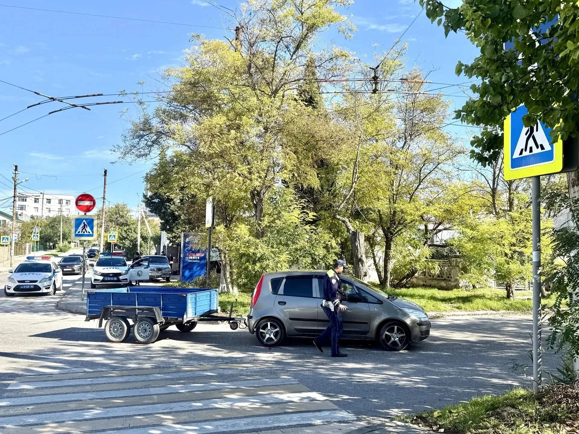 В Севастополе водитель иномарки с прицепом сбил двух пешеходов на «зебре»