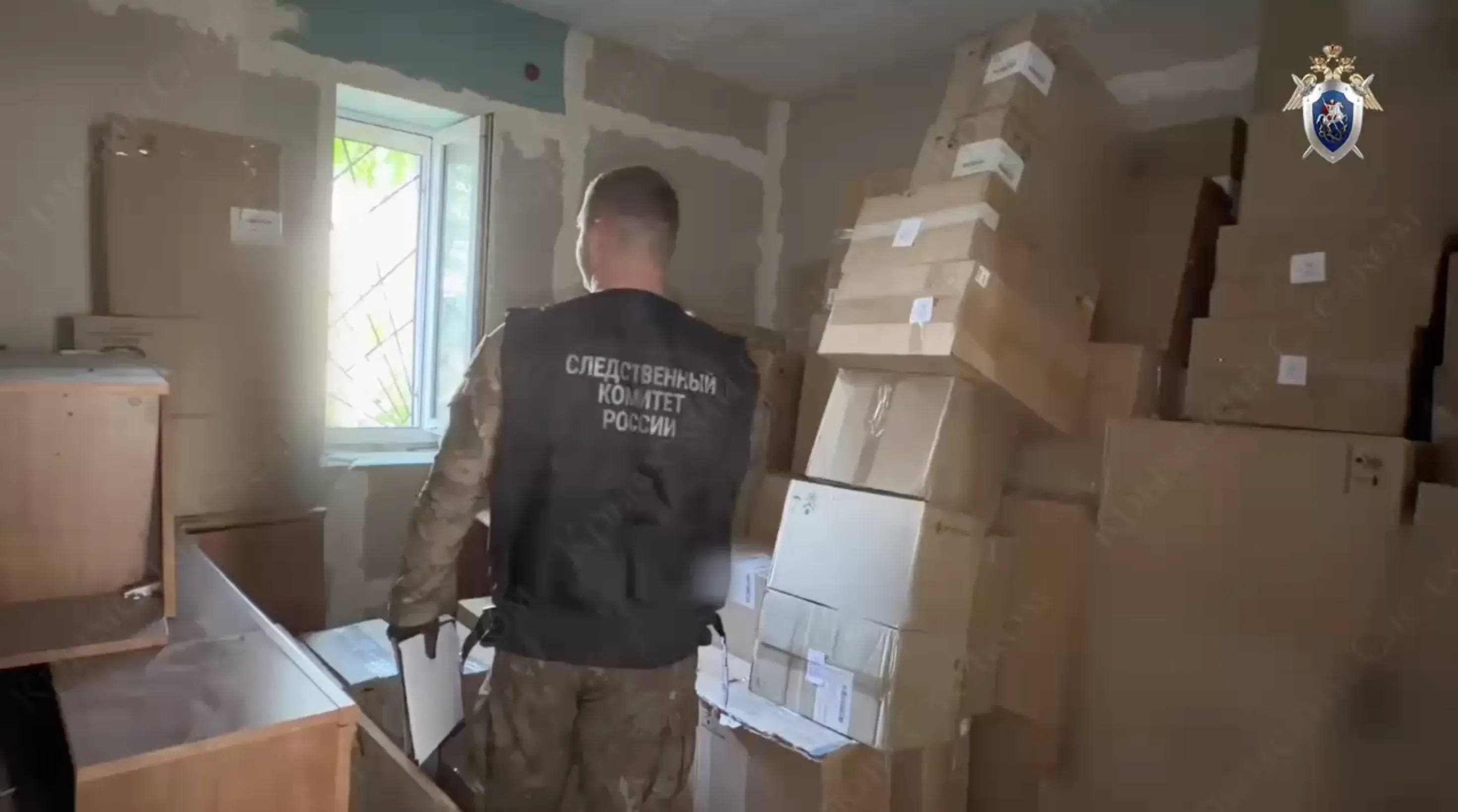 В Севастополе двое мужчин хранили более 100 тысяч пачек немаркированных сигарет на сумму свыше 15 млн рублей
