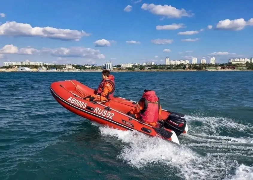 Спасатели «Омеги» отработали действия на воде в бухте Круглая></div>
	<div class=