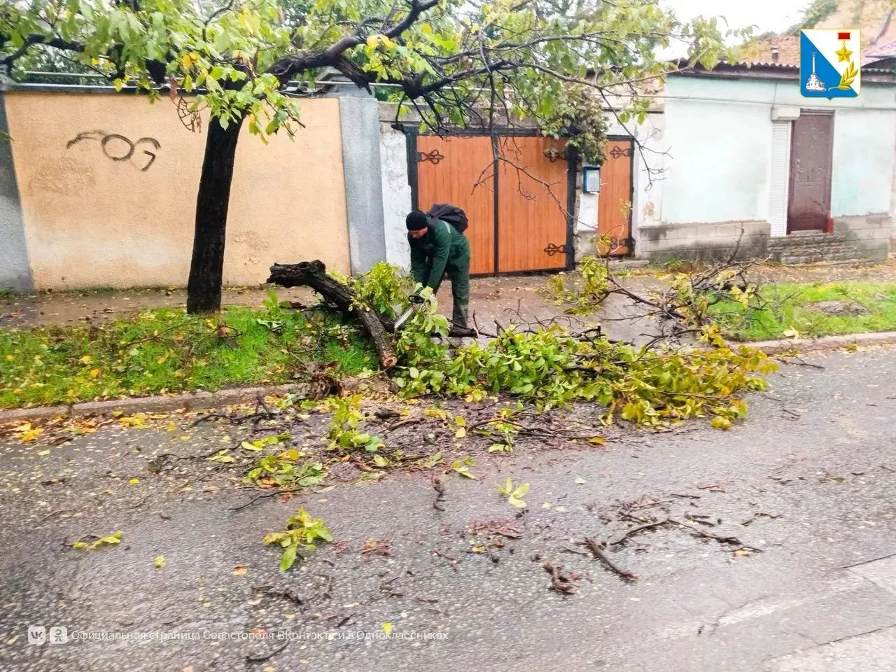 Севастопольские службы устраняют последствия непогоды: в систему-112 поступило 1012 обращений